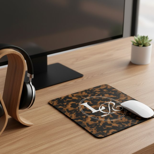 Moderne Monogramm-Schildpatt-Druck Mousepad (Add a touch of chic charm to your desk with this Elegant Typography Monogram Tortoise Shell Design!)