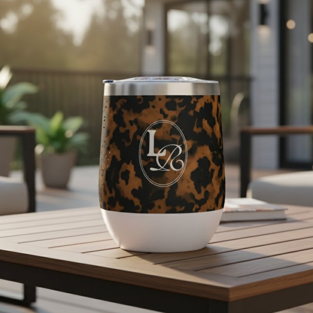 Moderne Monogramm-Schildpatt-Prägung (Add a touch of chic charm to your phone with this Elegant Typography Monogram Tortoise Wine Tumbler!)