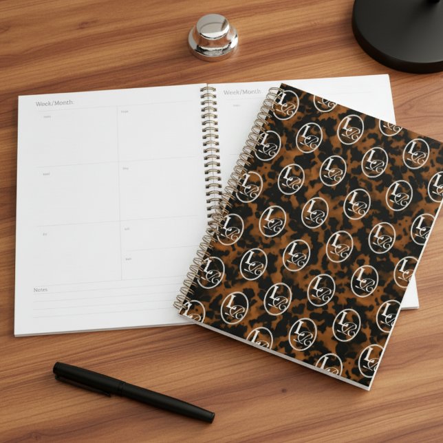 Moderne Monogramm-Schildpatt-Prägung Planer (Add a touch of chic charm to your desk with this Elegant Typography Monogram Tortoise Shell Planner!)