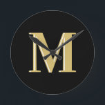 Moderne Monogramm Typografie Gold schwarz Runde Wanduhr<br><div class="desc">Moderne Monogramm Typografie Gold schwarz</div>