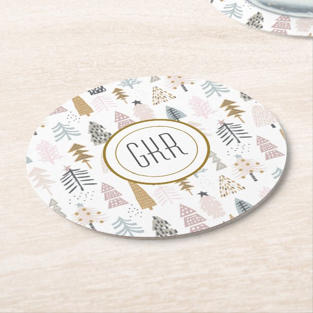 Moderne Monogramm-, Whimsikkische Winterbäume Runder Pappuntersetzer (Angewinkelt)