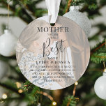 Moderne "MOTHER" 2 Foto Name & Zitat Weihnachten Ornament<br><div class="desc">Lass Mama weiß,  wie viel sie dir mit diesem wunderschön gestalteten Weihnachtsschmuck von 2 Fotos bedeutet. Mit 2 Ihrer Lieblingsbilder,  einem weißen Overlay,  dem Text "Mutter du bist die Beste",  Namen/s und einem süßen Zitat. Der gesamte Text kann mithilfe der bereitgestellten Vorlage leicht angepasst werden.</div>