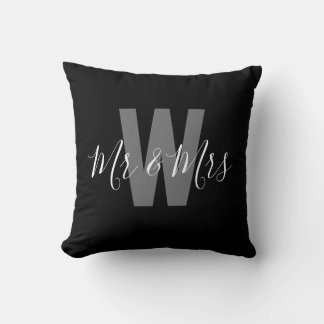 Moderne Mr Mrs Schwarz Weiß Monogramm Kissen