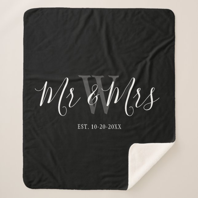 Moderne Mr. und Mrs. Black Script Monogram Wedding Sherpadecke (Vorderseite)