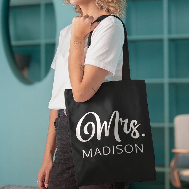 Moderne Mrs. White and Black Script Wedding Monogr Tasche (Von Creator hochgeladen)