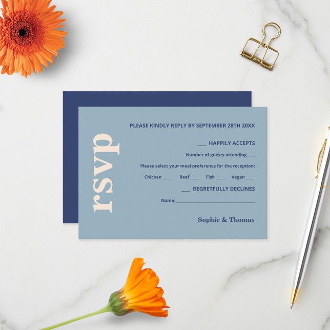Moderne, mutige Typografie Hochzeit der Dusty Blue RSVP Karte (Von Creator hochgeladen)