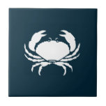 Moderne Nautical Navy Blue Crab Kitchen Backsplash Fliese<br><div class="desc">Set von Ihrer Küche nautische Dekoration mit diesen modernen Nautical Navy Blue Crab Kitchen Backsplash Keramik Fliesen. Dieses schlichte, moderne Design hat einen individuell anpassbaren blauen Hintergrund und eine weiße Krabbe-Silhouette. Wählen Sie die gewünschte Farbe aus, indem Sie auf Vorlage personalisieren klicken.</div>