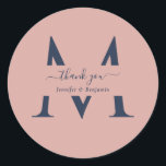 Moderne Navy Blue Blush Monogram Wedding Vielen Da Runder Aufkleber<br><div class="desc">Personalisierte marineblau und rot-monogramm Hochzeit danke Ihnen Aufkleber mit einem modernen Script-Schriftart. Einfach online personalisieren. Die passenden Produkte ergänzen diese eleganten Monogramm Hochzeitsetiketten.</div>