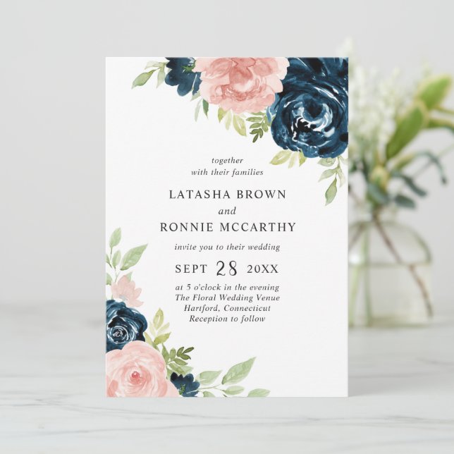 Moderne Navy Blue Blush Pink Floral Elegante Hochz Einladung (Stehend Vorderseite)