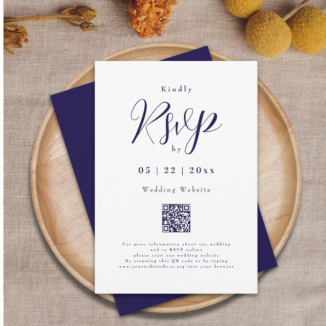 Moderne Navy Blue Elegante Script Hochzeitsdetails RSVP Karte (Modern elegant script Navy blue and white wedding rsvp qr code card Minimalist simple chic stylish )