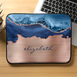 Moderne Navy Blue Rose Gold Agate Metallic Laptopschutzhülle<br><div class="desc">Dieser trendige Laptop-Ärmel verfügt über ein marineblau Aquarelldesign bestickt mit Rose Gold Imitat Glitzer,  auf einer Rose Gold Imitate gebürstete Metallfolie Hintergrund. Personalisieren Sie es mit Ihrem Namen oder Monogramm in marineblauer Schrift.</div>