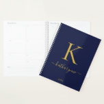Moderne Navy Blue und Gold Monogram Planer<br><div class="desc">Chic Elegant Navy Blue und Gold Monogram Script auf einem schicken Navy Blue Planner. Einfach mit Ihrem eigenen Namen und Ihren eigenen Details anpassen. Ideal für Ihren luxuriösen Lifestyle! Bitte kontaktieren Sie uns unter cedarandstring@gmail.com ,  wenn Sie Hilfe beim Design oder den passenden Produkten benötigen.</div>