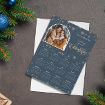 Moderne Navy Snowflake Foto Magnetic Calendar Card Magnetkarte<br><div class="desc">Magnetkartenkalender mit Foto und Weihnachtsgrüßen. Verfügt über Ihr ausgewähltes Foto sowie über eine individuelle Begrüßung und den Kalender 2025 auf winterlichem Schneeflocken-Hintergrund.</div>