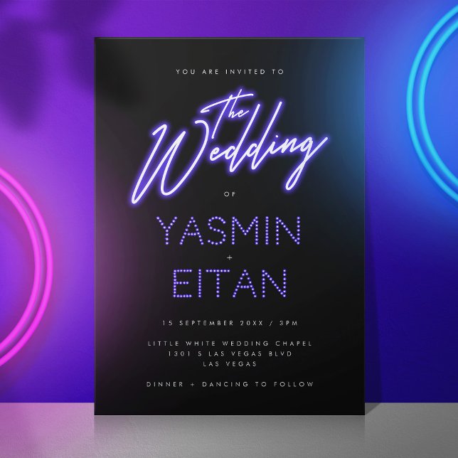 Moderne Neon Lights Lila Black Wedding Einladung (Black invitation with a modern purple neon script title)