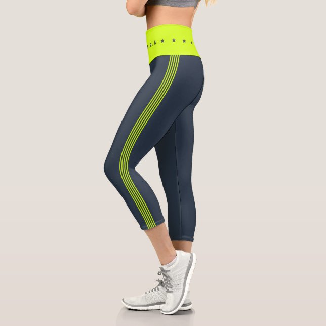 Moderne neongelbe dunkle Navy-Stars Streifen Capri Leggings (Links)