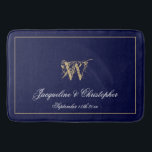 Moderne Niedliche Blue Monogram Names New Wedding Badematte<br><div class="desc">Moderne, Niedliche Blue Monogram Names Newlywed Wedding Bath Mat. Schick personalisierte Marineblau und goldene mit Monogramm Badematte. Klassische Schrift für den mit Monogramm Vornamen, die Namen der Braut und des Bräutigams und das Datum auf einem schicken marineblauen Hintergrund. Ein ideales Geschenk für frisch gezapfte, verlobte Paare oder für Ihr eigenes...</div>