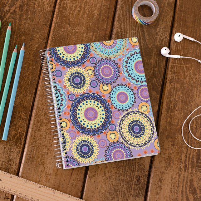 Moderne, Niedliche, trendige, farbenfrohe Musterkl Notizblock (Colorful mandala spiral notebook with vibrant purple background and bold boho geometric pattern desi)