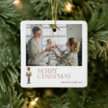 Moderne Nutcracker Frohe Weihnachten 2 Foto Famili Keramikornament<br><div class="desc">Dieses moderne Nutcracker Frohe Weihnachten 2 Foto Familie Keramik Ornament ist der perfekte Weg, um diese Ferienzeit mit Ihrer Familie zu gedenken. Mit der festlichen Weihnachtstypografie in Rot und einem Aquarell-Nusscracker an der Vorderseite wird Ihr Familienname in dieser Feriensaison auffallen. Personalisieren Sie Ihr Ornament mit zwei Fotos Ihrer Lieblingsfamilie -...</div>