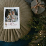 Moderne Nutcracker Frohe Weihnachts-Foto Typografi Feiertagspostkarte<br><div class="desc">Mit der Modern Nutcracker Frory Christmas Foto Typografy Holiday Postcard werden Sie sicher den Feiertagssjubeln verteilen! Diese Postkarte eignet sich hervorragend, um Liebenden eine fröhliche Urlaubssaison zu wünschen. Die festliche Typografie in Bordeaux sticht auf die Karte hervor und wird durch einen Aquarellknacker hervorgehoben, was dieses Stück angenehm festlich macht. Personalisieren...</div>