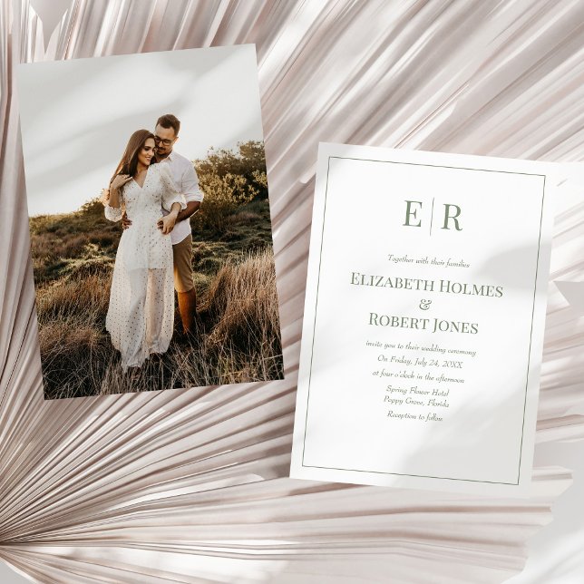 Moderne Olive Green Monogram & Foto Wedding Einladung (Modern Olive Green Monogram & Photo Wedding Invitation on a sunny neutral dry palm leaf.)