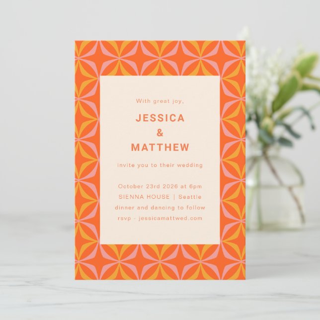 Moderne Orange Geometric Einzigartige Hochzeit Mit Einladung (Stehend Vorderseite)