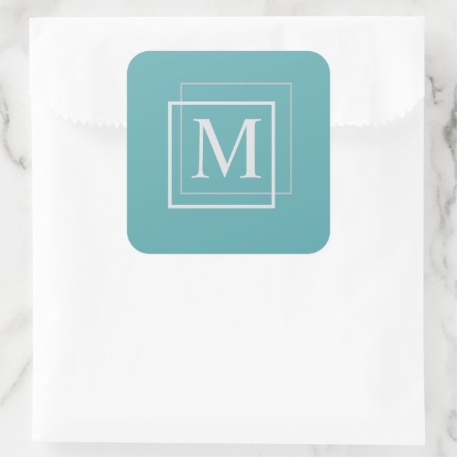 Moderne, pastell blaue und weiße Monogramm-Aufkleb Quadratischer Aufkleber (Tasche)