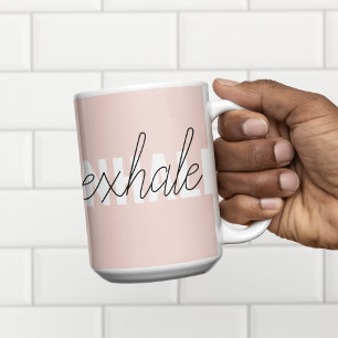 Moderne Pastellrosa Einatmungs-Ausatmungs-Zitat Zweifarbige Tasse
