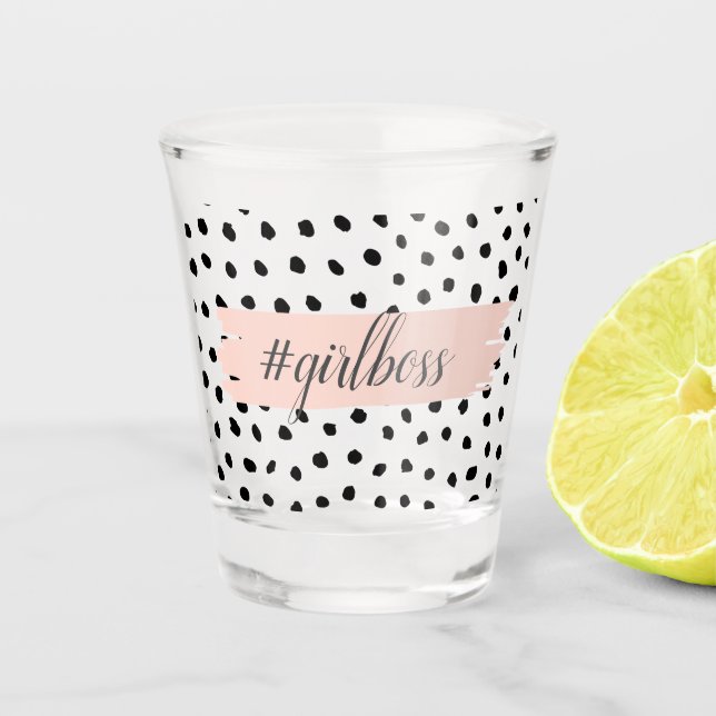 Moderne pastellrosa Girl Boss & Black Dots Schnapsglas (Vorderseite)