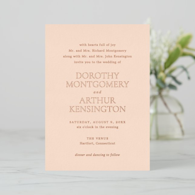 Moderne Peach Elegante Wedding Folieneinladung (Stehend vorne)