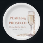 Moderne Perlen und Prosecco Brautparty Pappteller<br><div class="desc">Erleben Sie Ihr Brautparty mit diesen exquisiten "Elegant Modern Pearls and Prosecco" Papier-Tellern. Diese Teller sind mit einer raffinierten Touch gestaltet und verfügen über ein zartes Perl- und Prosecco-Motiv, das jedem Tisch eine raffinierte Eleganz verleiht. Diese Teller aus hochwertigem Papier verbinden Stil mit Komfort und sorgen für eine problemlose Reinigung...</div>