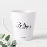 Moderne Personalisierte Bridesmaier Co Milchtasse<br><div class="desc">Moderne Personalisierte Brautmädchen in Schwarz und Weiß mit personalisierten Brautjungfrauen im modernen Drehbuch-Schriftart-Stil mit Titel und Hochzeitstag im modernen sans serif Schriftart Stil. Auch perfekt für die Trauzeugin,  Blumenmädchen,  Brautmutter und vieles mehr.</div>