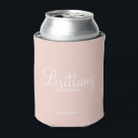 Moderne Personalisierte Bridesmaier Dosenkühler<br><div class="desc">Moderne Personalisierte Bridesmaids Geschenke mit dem personalisierten Namen der Brautjungfrau in einem modernen,  weißen Schriftart-Stil mit Titel und Hochzeitstag in modernen sans serif Schriftart Stil auf rot rosa Hintergrund. Auch perfekt für die Trauzeugin,  Blumenmädchen,  Brautmutter und vieles mehr.</div>