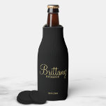Moderne Personalisierte Bridesmaier in Schwarz und Flaschenkühler<br><div class="desc">Moderne Personalisierte Bridesmädchen in Schwarz und Weiß mit personalisierten Brautjungfrauen in modernem, goldfarbenem Drehbuch-Schriftart mit Titel und Hochzeitsdatum im modernen serifenlosen Schriftart-Stil auf schwarzem Hintergrund. Auch perfekt für die Trauzeugin, Blumenmädchen, Brautmutter und vieles mehr. Bitte beachten Sie: Die Details der Folie werden im Kunstwerk simuliert. Bei der Herstellung dieses Produktes...</div>
