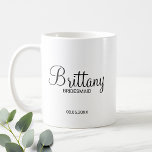 Moderne Personalisierte Bridesmaier in Schwarz und Kaffeetasse<br><div class="desc">Moderne Personalisierte Brautmädchen in Schwarz und Weiß mit personalisierten Brautjungfrauen im modernen Kalligraphie-Schriftart-Stil mit Titel und Hochzeitstag im modernen sans serif Schriftart Stil. Auch perfekt für die Trauzeugin,  Blumenmädchen,  Brautmutter und vieles mehr.</div>