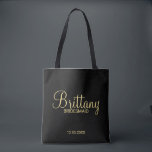 Moderne Personalisierte Bridesmaier in Schwarz und Tasche<br><div class="desc">Moderne Black and Gold Personalisiert Bridesmaids Geschenke mit dem personalisierten Namen einer Brautjungfrau in modernem, goldfarbenem Schriftart mit Titel und Hochzeitstermin in modernem serifenem Schriftart auf schwarzem Hintergrund. Auch perfekt für die Trauzeugin, Blumenmädchen, Brautmutter und vieles mehr. Bitte beachten Sie: Die Details der Folie werden im Kunstwerk simuliert. Bei der...</div>