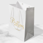 Moderne Personalisierte Bridesmaier in Weiß und Go Mittlere Geschenktüte<br><div class="desc">Moderne White and Gold Personalisiert Bridesmaids Geschenke mit dem personalisierten Namen der Brautjungfrau in modernem, goldfarbenem Drehbuch-Schriftart mit Titel und Hochzeitstermin in goldenen, modernen Sans Serif Schriftart Stil. Auch perfekt für die Trauzeugin, Blumenmädchen, Brautmutter und vieles mehr. Bitte beachten Sie: Die Details der Folie werden im Kunstwerk simuliert. Bei der...</div>