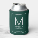 Moderne Personalisierte Monogramm- und Name-Trauze Dosenkühler<br><div class="desc">Fügen Sie eine persönliche Touch zu Ihrer Hochzeit mit personalisierten Trauzeugen kann kühler. Das kann cooler sein mit dem Monogramm und dem Namen des personalisierten Trauzeugen mit dem Titel und dem Hochzeitdatum in weißem,  modernem Sans Serif Schriftart Stil auf smaragdgrünem Hintergrund. Auch perfekt für Trauzeuge,  Brautvater und mehr.</div>