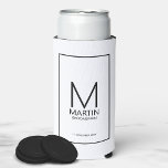 Moderne Personalisierte Monogramm- und Name-Trauze Selters Dosenkühler<br><div class="desc">Fügen Sie eine persönliche Touch zu Ihrer Hochzeit mit personalisierten Trauzeugen kann kühler. Das kann cooler sein mit dem Monogramm des personalisierten Trauzeugen und dem Namen mit Titel und Hochzeitdatum in schwarz-moderner Sans Serif Schriftart Stil auf weißem Hintergrund. Auch perfekt für Trauzeuge,  Brautvater und mehr.</div>