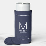 Moderne Personalisierte Monogramm- und Name-Trauze Selters Dosenkühler<br><div class="desc">Fügen Sie eine persönliche Touch zu Ihrer Hochzeit mit personalisierten Trauzeugen kann kühler. Das kann cooler sein mit dem Monogramm und dem Namen des personalisierten Trauzeugen mit dem Titel und dem Hochzeitdatum in weißer,  moderner Sans Serif Schriftart Stil auf marineblau Hintergrund. Auch perfekt für Trauzeuge,  Brautvater und mehr.</div>