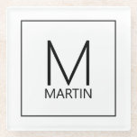 Moderne Personalisierte Monogramm- und Namenskolle Glasuntersetzer<br><div class="desc">Modernes,  minimalistisches Design mit personalisiertem Monogramm und Namen im modernen Schwarz-Sans-Serif-Schriftart-Stil auf weißem Hintergrund. Perfekt als Feriengeschenk,  Vatertagsgeschenk für Papa und Geschenk für alle besondere Anlässe.</div>
