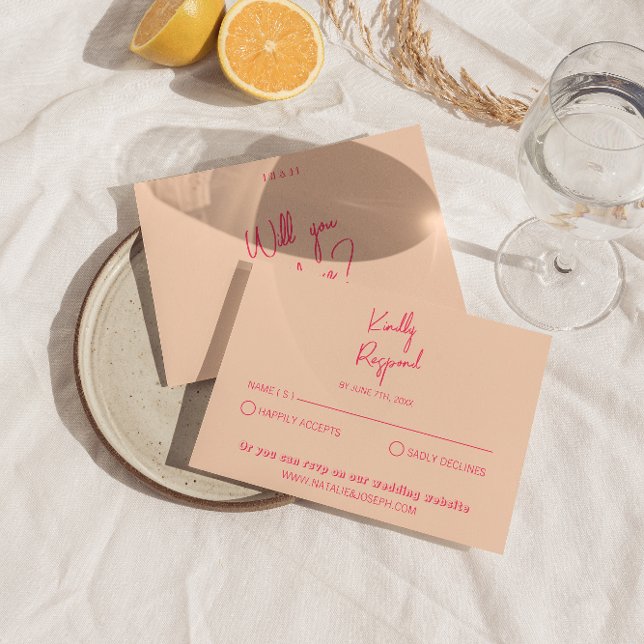 Moderne pink Whimsical Retro Fun Funky Wedding RSVP Karte (Von Creator hochgeladen)