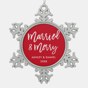 Moderne Pinselschrift Verheiratet & Merry Wedding Schneeflocken Zinn-Ornament