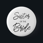 Moderne PinselskriptSchwester des Party Button<br><div class="desc">Modernes und elegantes Design bedruckt Brush Script Herz Sister of The Bride Brautparty Party Taste,  die mit Ihrem Text angepasst werden kann. Bitte klicken Sie auf den Button "Anpassen" und verwenden Sie unser Design-Tool,  um diese Vorlage zu ändern. Karo im Grafikdesign-Store für andere Produkte,  die diesem Design entsprechen!</div>