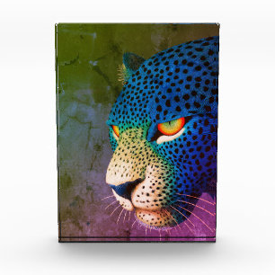 Moderne Porträtaufnahme einer Wildkatze mit roten  Fotoblock