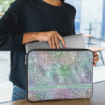 Moderne Rainbow-Glitzern Laptopschutzhülle<br><div class="desc">Das moderne Rainbow Glitzern Laptop Sleeve verbindet schlichtes Design mit personalisierter Eleganz. Mit einem Hintergrund aus Regenbogenfarben und rechteckigem Raum für Personalisierungszwecke ist dieser Sleeve für den Laptop mit einer luxuriösen Brise und Platz für Ihren Namen versehen, was ihn zu einem einzigartigen Produkt macht. Mit langlebigen Materialien gebaut, um einen...</div>