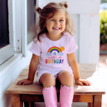 Moderne Rainbow Sky Girls Custom Birthday Party T-Shirt<br><div class="desc">Das helle und fröhliche Kindergeburtstag-Shirt bietet einen Regenbogen / über den Regenbogen-Design mit Wolken und Sonne. Die Farben des Regenbogens sind rot,  orange,  gelb,  rosa,  grün,  aquamarin,  blau und lila.</div>