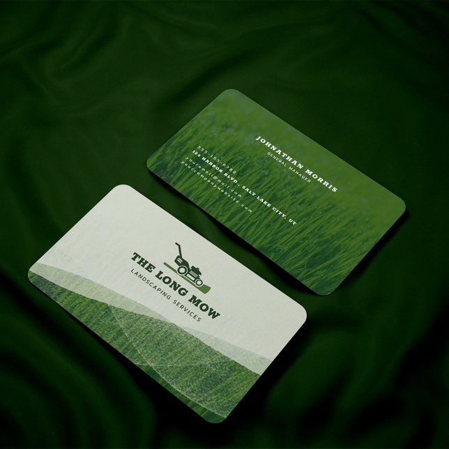 Moderne Rasenpflege und Landschaften Visitenkarte (Mockup of custom Lawn care or landscaping company business card. Featuring lawnmower and grass. )