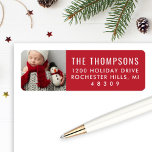 Moderne Red Custom Christmas Foto Rücksendeadresse<br><div class="desc">Das Weihnachtsadressen-Label zeichnet sich durch ein beliebtes Weihnachtsgeschenk aus,  mit modernster Rücksendeadresse und festlichem Kardinal-Rot-Hintergrund. Die Farben können komplett an Ihr Foto angepasst werden.</div>
