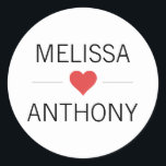 Moderne RED Heart White Wedding Monogram Siegel Runder Aufkleber<br><div class="desc">Wenn Sie etwas Einzigartiges suchen,  dann sind Sie hier genau richtig. Hier finden Sie ein schlichtes,  elegantes Schwarz-Weiß-Design mit tiefrotem Herzen in der Mitte. Fügen Sie Braut und Bräutigam Initialen / Monogramme hinzu. Die Hintergrundfarbe kann in eine beliebige Farbe geändert werden. Ideal für diese moderne,  trendige Hochzeitsfeier. Valentinstag!</div>