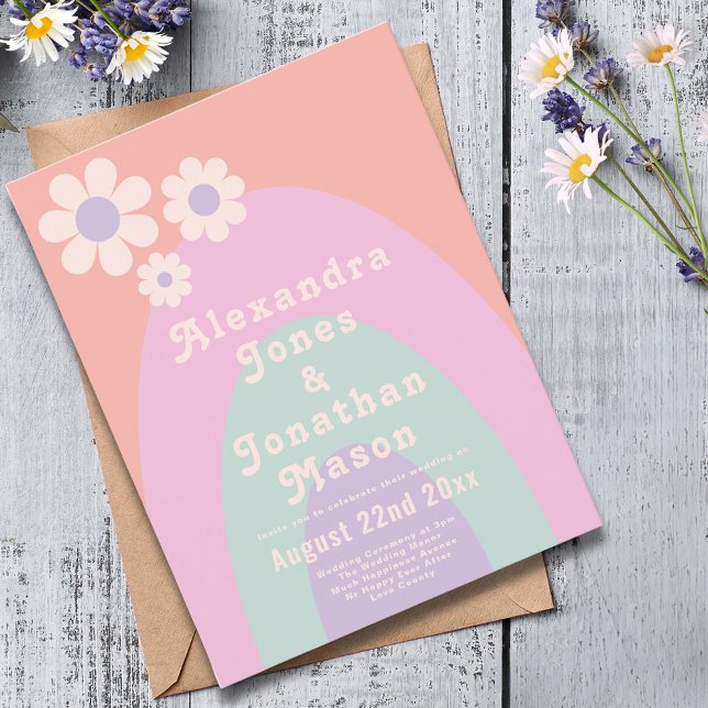 Moderne Retro 70er Pastel Wedding Einladungspostkarte (Modern retro daisy arch pastel groovy typography budget wedding invitation postcard peach pink )
